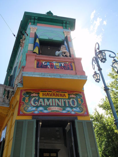 Im Viertel La Boca begrüßt uns Maradonna.