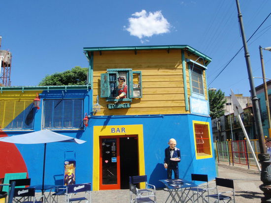 Der Stadtteil ist berühmt wegen seiner originellen Häuser. 
Diese wurden aus Blech erbaut, das angeblich von abgewrackten Schiffen stammt. Danach wurden die Gebäude bunt mit Schiffslack bemalt.