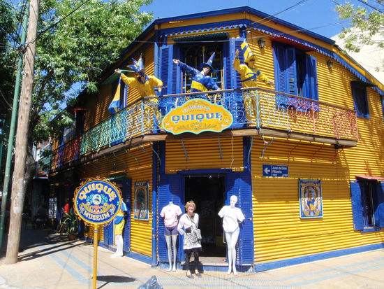 Heute herrscht hier buntes Treiben, die Kneipen und Geschäfte leben von den Touristen. Tango ist hier allgegenwärtig.