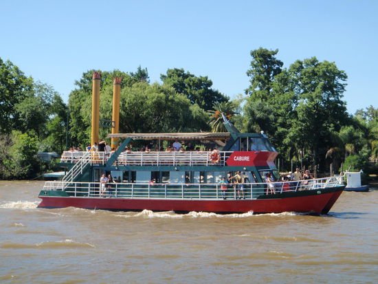 Heute unternehmen wir einen Ausflug ins Tigre Delta, vom Bahnhof Retiro kann man den Zug nehmen, wir wurden von Louis, der in Buenos Aires lebt, mit dem Auto abgeholt. Das Delta besteht aus unzähligen kleinen und großen Kanälen, dort wachsen subtropische Bäume und Pflanzen. Früher wurden hier die Früchte des Deltas per Schiff verladen und überall hingebracht.