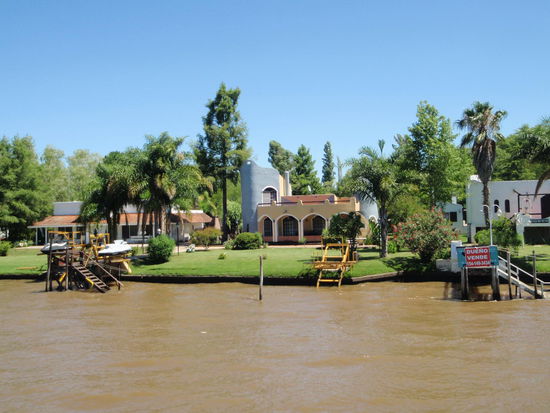 Mit dem Katamaran geht es vorbei an den "kleinen" Wochenendhäusern der reichen Argentinier.