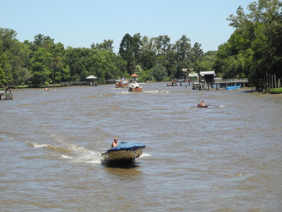 Zur Zeit sind Ferien in Argentinien, in diesem tollen Revier sind alle Arten von Wassersportlern unterwegs und brausen an uns vorbei.