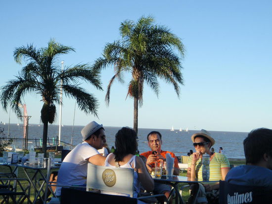 Den Abend lassen wir und viele Argentinos am Ufer des Rio de la Plata bei einem großen Bier, gibt es in ein Liter Flaschen ausklingen.