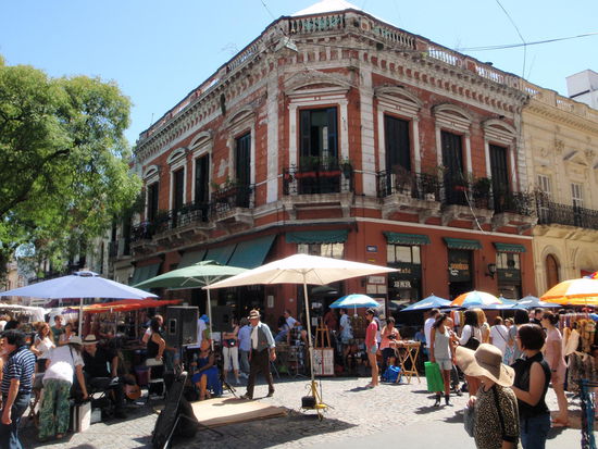 Jeden Sonntag findet im Stadtteil San Telmo vom Placa Dorrego ein Flohmarkt statt und zieht sich bis zum Placa de Mayo. Ein Besuch ist Pflicht, wir sind begeistert von der Atmosphäre. Hier kann sich jeder Künstler nach seinen Fähigkeiten präsentieren.