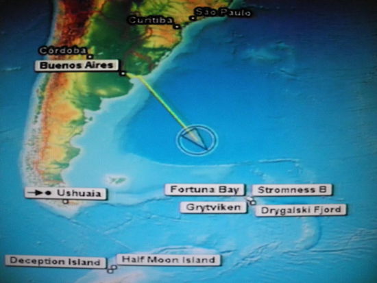 Am 12.01. ist Land in Sicht, wir haben in Südgeorgien die Fortuna Bay erreicht und sind gespannt, was uns dort erwartet. Wir befinden uns in der Antarktischen Konvergenz, hier herrschen sehr strenge Vorschriften. Um das "Einschleppen, von Keimen und Samen zu verhindern, wurden unsere Rucksäcke und Taschen ausgesaugt. Mit den Gummistiefeln mussten wir durch eine Desinfektionslauge laufen. Probleme hatte Südgeorgien unter anderem bis vor kurzen noch mit einer Rattenplage, die inzwischen behoben wurde. (Die Jungtiere in den Brutstätten wurden durch die Ratten angefressen ).