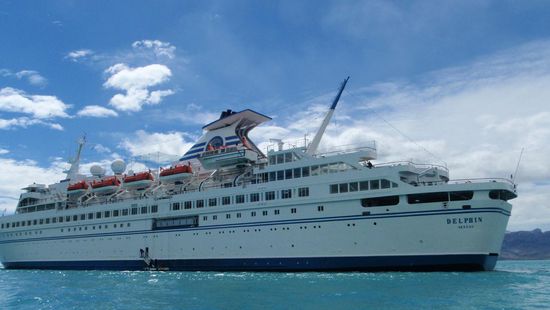 Am 06.01. beziehen wir unsere Kabine auf der MS Delphin welche für zwei Wochen zum Expeditionsschiff umfunktioniert wurde. Wir haben vier Seetage vor uns, mit viel Sonnenschein, Gerhard holte sich sogar einen Sonnenbrand. Sobald ein Wal auftauchte war das am Blas zu erkennen, war helle Aufregung angesagt, alle eilten mit ihren Kameras und Ferngläsern an Deck um das beste Foto zu schiessen. Leider tauchten die Wale nur sehr kurz auf, man musste schon Glück haben, einen solchen mit der Kamera einzufangen. Die Wissenschaftler an Bord fesselten uns zweimal täglich mit interessanten Vorträgen aus der Antarctis über Tiere, Geolgie und Pflanzen. Unser Fitnesscoach Robert hielt uns in Schwung, indem er uns zum walken animierte.