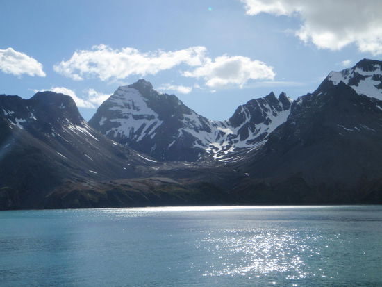 Die Bergwelt von Südgeorgien präsentiert sich im Sonnenschein.