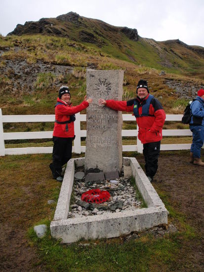 Am Grab von Ernest Shackleten ist es uns ein Ehre einen Wodka auf ihn und seinen treuen Kameraden Worsley zu trinken. Wir sind dankbar für seine abenteuerliche Geschichte, die wir im Bordkino miterleben durften.
Bei seinen Abenteuern war ihm das Leben seiner Mannschaft das allerwichtigste. Shackleton starb bei seiner 3. Expedition an einem Herzinfarkt und seine Frau entschied, dass er hier begraben wurde.