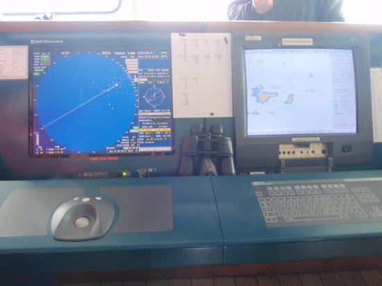 Um die zwei Seetage auszufüllen hatten wir die Gelegenheit auf die Kapitänsbrücke zu kommen um die Navigeräte, Seekarten und die Funktion des Radargerätes kennen zulernen. Der Reiseleiter von Passat Reisen  erklärte uns zusammen mit den Offizieren die Geräte und beantwortete alle unsere Fragen.