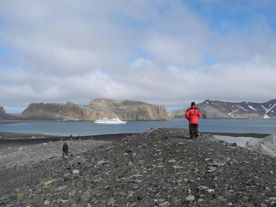 Die Whaler`s Bay war ursprünglich eine norwegische Walfangstation. Ab 1949 bis 1969 wurde sie als Forschungsstation von den Briten genutzt bis zu dem Tag, als ein Vulkanausbruch die gesamte Station zerstörte. 
Heute sind noch die Ruinen der Station zu besichtigen und ein paar Pinguine, die sich verschwommen haben.  Nach ein paar Höhenmetern hatten wir einen herrlichen Rundblick.