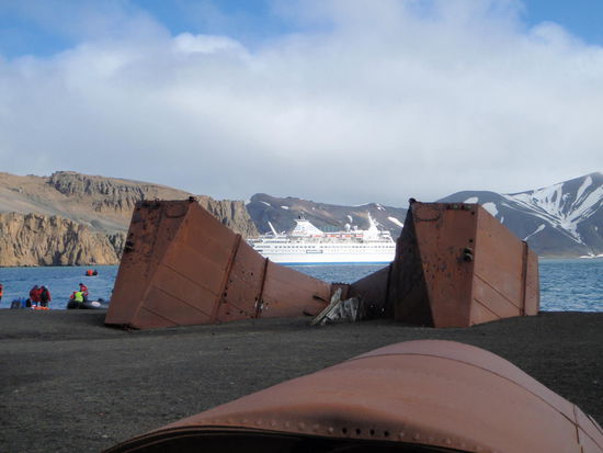 Die Walfänger ließen einiges an Schrott zurück. Vom einstigen Flugplatz ist nur noch die Halle übrig. Die einen sagen das muss so muss bleiben, das ist Historie, die anderen sind der Meinung, es sollen doch die abräumen, die es hierher gebracht haben.