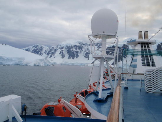Heute wurden wir schon sehr früh mit der Nachricht über den Bordlautsprecher geweckt, dass wir in den Neumayer Kanal einfahren. 
Dieser Kanal ist 26 km lang und an der engsten Stelle nur 2,4 km breit.  Rechts und links bedeckte Schneeberge, welche senkrecht ins Meer münden.