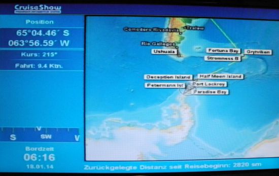 Wir sind jetzt auf dem Weg von Südgeorgien in Richtung antarctisches Festland, es liegen drei Seetage vor uns. Auf unserem Weg passieren wir Elephant Island das sich völlig in Wolken verhüllt präsentiert. Ursprünglich war geplant, Half Moon Island anzulaufen. Ein Mitglied des Wissenschaftsteams wurde schwer krank und musste schnellstens ins nächste Krankenhaus geflogen werden. Wir wurden informiert, dass Half Moon Island nicht angelaufen werden kann.
