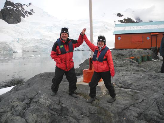 Heute Abend hatten wir die Gelegenheit, die Antarctis, die als 6. Kontinent bezeichnet wird, zu betreten. Die Antarctis gehört zu keinem Land der Erde, das wurde durch den Vertrag von 1959 geregelt, dem derzeit 27 Vollmitglieder angehören.