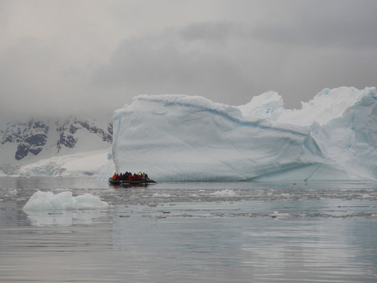 Mit dem Zodiak geht es zuerst an der Gletscherwand entlang, danach  umrunden wir noch einige Eisberge, welche in vielen Farben leuchten.