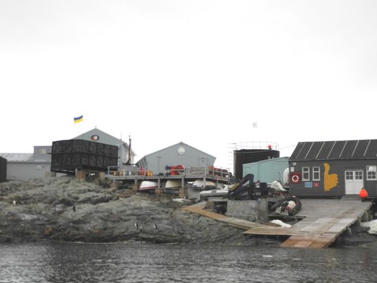 Als Ersatz dafür machen wir einen Ausflug zur ukrainischen Wernadski Forschungsstation. Leider können wir die Station nicht besichtigen, denn eine kurzfristige Anlandung mit ca. 300 Personen würde die Wissenschaftler zu sehr stören. Das ganze Jahr über sind dort Forscher stationiert und sammeln vor allem Wetter- und Klimadaten. U.a. beobachten und messen sie von dort aus auch die Veränderungen des Ozonloches, das hier zum ersten Mal entdeckt wurde.