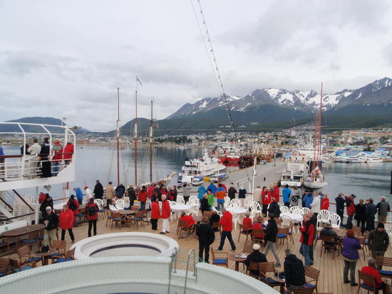 Am Montag, den 20.01. um 4:30 Uhr wird der Lotse für die Einfahrt in den Beagle Kanal aufgenommen. Pünktlich um 8:00 Uhr erreichen wir wieder festen Boden in Ushuaia, der südlichsten Stadt der Welt. 
Wir haben eine spektakuläre Seereise auf der MS Delphin mit netten Tischgästen, einem excellenten Serviceteam und einer fantastischen Küche erleben dürfen. 
Wir bleiben noch einige Tage in Ushuaja, um unsere Weiterreise zu organisieren und die Sehenswürdigkeiten am Ende der Welt zu besuchen.