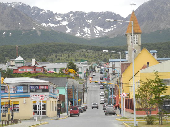 Ushuaia - die Bucht, die nach Osten sieht, ist die wörtliche Übersetzung des Indianer Wortes. Wir sind in der südlichsten Stadt der Welt, davon haben wir schon immer geträumt. Im Hintergrund schneebedeckte Berge, das haben wir erlebt, als wir den Aussichtspunkt des Gletschers Martial bestiegen haben. Dort kamen wir in einen Graupelschauer und der Wind zog durch unsere Reißverschlüsse. Der wunderbare Blick über die Stadt war leider in den Wolken.