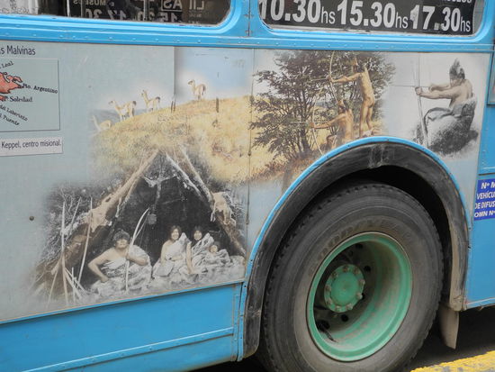 Bei der Durchsegelung der Meerenge sah Magellan 1520 am Ufer viele flackernde Feuer und gab dem Land den Namen Tierra del Fuego - Feuerland.
Auf Feuerland lebten verschiedene Indianerstämme, eine Gruppe lebte an Land. Sie jagten mit Pfeil und Bogen und zogen den Guanaco Herden hinterher. Die anderen waren Wassernomaden, sammelten Muscheln und jagten von ihren Kanus, auf denen sie sogar Feuer hatten. Sie lebten hauptsächlich von Robben, Pinguinen und Fischen. Sie waren nackt, um nicht zu frieren, rieben sie sich mit dem Fett der Robben ein.