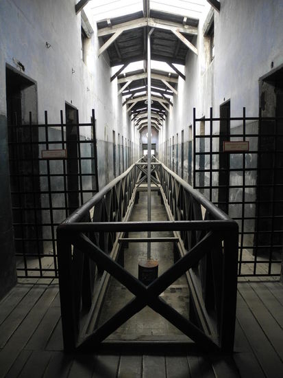 Die ersten Bewohner von Ushuaia waren Sträflinge und wurden im Dezember 1902 hierher verlegt. Die Häftlinge mussten ihre Zellen und das Gefängnis selbst bauen. Außerdem wurden Sie für den Bau der Zugtrasse von Ushuaia Richtung Nationalpark eingesetzt. Die meisten von Ihnen haben das Gefängnis nicht mehr lebend verlassen.