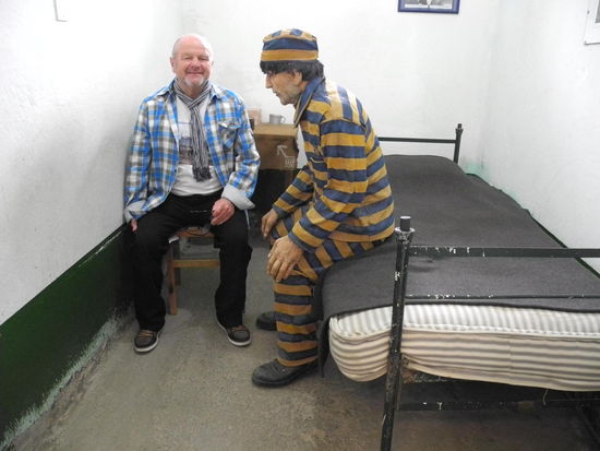 Gerhard im Gespräch mit einem ehemaligen Häftling über die Haftbedingungen, die Zellen waren sehr spartanisch ausgestattet.