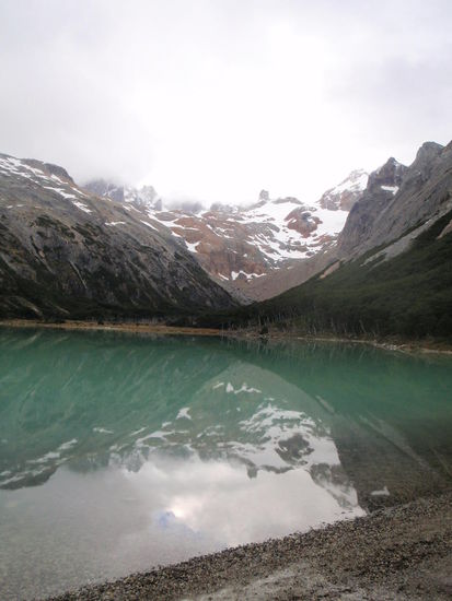 Danach unternehmen wir noch eine Wanderung ins Val de Lobo zum Lago Escondido. Wir wandern mit unseren Gummistiefeln, (zum Glück haben wir diese noch vom Schiff mit genommen) durch eine moorreiche Gegend. Über mehrere Hochtäler erreichen wir den Lago Escondido. Auf dem Rückweg haben wir nicht mehr auf die Markierung geachtet und uns verlaufen. Das ist hier wohl schon öfters mal passiert, denn mit der Information erhielten wir die Telefonnumer der Parkverwaltung.