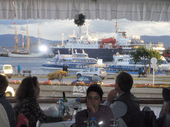 Wir haben ein Lokal mit herrlichem Blick zum Hafen gefunden.