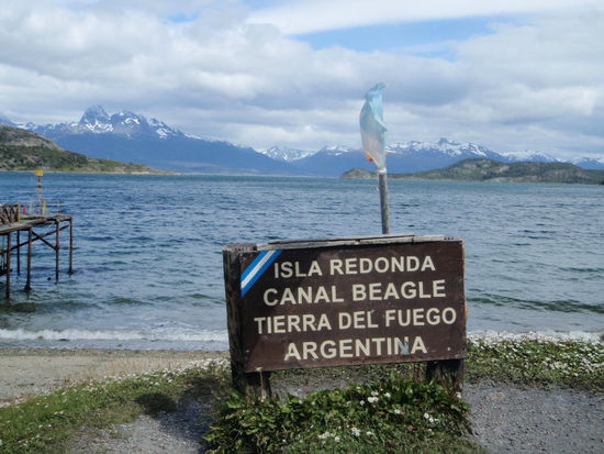 Der Beagle-Kanal ist eine natürliche Wasserstraße im Süden Feuerlands (Südamerika), die den Atlantik mit dem Pazifik verbindet. Benannt ist der Kanal nach dem Forschungsschiff HMS Beagle, mit dem Robert FitzRoy die Wasserstraße 1831 entdeckte.
Wir wanderten 8 km durch undurchdringlich erscheinenden Regenwald. Wir sahen immer wieder auf den Beagle Kanal, und im Hintergrund die verschneiten Berggipfel.