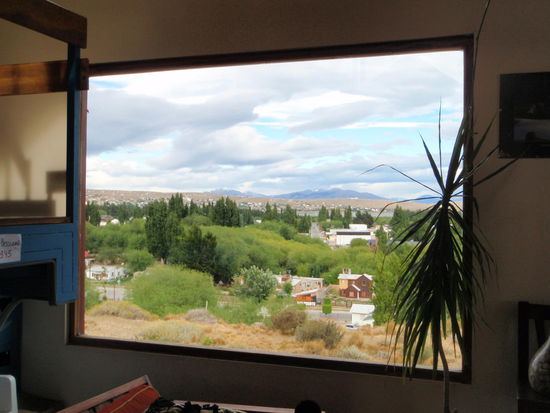 Nachdem unser Flug mit 1,5 Stunden Verspätung gestartet ist, kamen wir um ca. 22:00 in EL Calafate an. Hier ist alles sehr gut organisiert, der Bus bringt uns direkt ins Hostel. Wir bekommen ein Zimmer mit tollem Ausblick auf die Stadt. In den Hostels steht für alle Gäste eine Küche, Kühlschrank etc. zur Verfügung und wir staunen über die verschiedenen Gerichte, die hier von den jungen Leuten mit begrenzten Budget zubereitet werden. Wir haben uns gedacht, das probieren wir doch morgen auch einmal aus und kaufen leckeres Fleisch beim Metzger, Gemüse etc. ein. Die Töpfe usw. sind schon etwas dürftig, doch am Ende haben wir uns ein leckeres Steak mit Nudeln zubereitet.