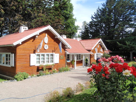 Heute wollten wir einen Ruhetag einlegen, die Stadt erkunden und unsere Ausflüge organisieren. Dann erfahren wir in der Tourist Info, dass es mit dem Wetter die nächsten Tage nicht so gut aussieht. 
Deshalb haben wir unseren Ruhetag abgebrochen und einen Halbtagesausflug zum Perito Moreno Gletscher gebucht. Wir fahren ca. 1 Stunde zum Nationalpark Los Glaciares, den Lago Argentino mit seinem milchiggrünem Gletscherwasser immer im Blick.