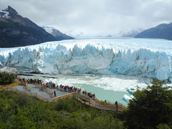 Unser heutiges Ziel, der Perito Moreno Gletscher ist 4 km breit und 60 Meter hoch. Der Perito Moreno ist eine Besonderheit, da er zu den wenigen wachsenden Gletschern auf der Welt gehört. Über ein weitläufiges Netz an Metallstegen kommen wir ganz nahe an den Gletscher heran. Wir haben immer wieder wechselnde, fantastische Ausblicke! Die Sonne scheint, wir sind ganz happy, die Aussicht ist umwerfend, da klicken die Fotoapperate!