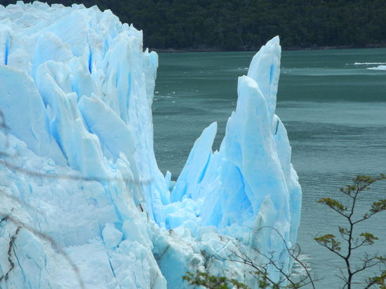 Plötzlich ein Riesenkrach, alles sieht in diese Richtung, der spitze Turm wird vom Gletscher abgekalbt!