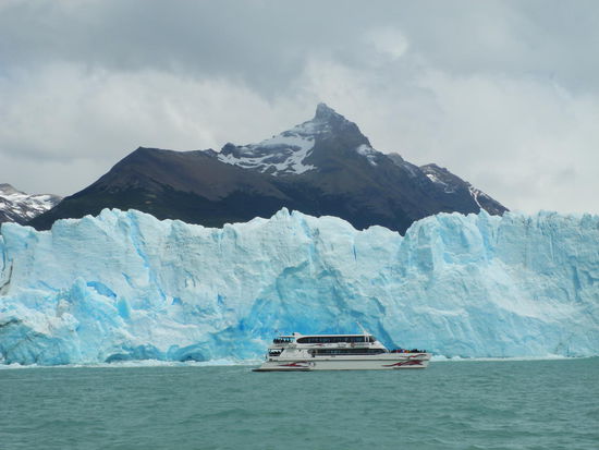 Wegen des Wetters pausieren wir einen Tag. 
Am Montag um 7:00 Uhr holt uns der Bus ab und bringt uns zum Hafen Puerto Baracudo. Hier warten ca. 10 Katamarane auf die Ausflugsgäste die sich alle ganz brav ohne drängeln anstellen. Wir sitzen im Schiff wie in einem Flugzeug und sind zuerst ganz enttäuscht, dass wir nicht an Deck können. Jedoch beim ersten Highlight, als ein Condor auf einem Felsen saß, wurde das Deck geöffnet.
