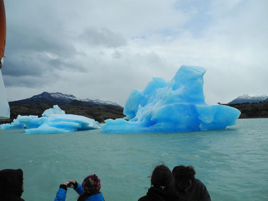 Der Kapitän des Katamarans fuhr sehr mutig an die Eisberge heran, drehte das Schiff mehrmals in alle Richtungen, so dass jeder ob hinten oder vorne an Deck in die beste Foto Position kam!
Durch den kräftigen der Schub der Schiffsschrauben brachte unser Käptn diesen Eisberg zum schaukeln!