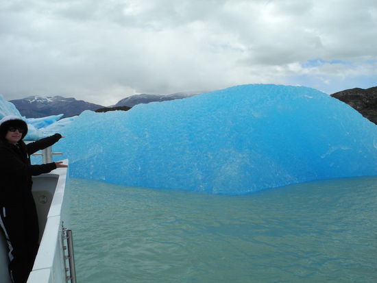 Dieser Eisberg, sieht aus wie ein schwimmender Diamant, zwei drittel davon befinden sich unter Wasser!
