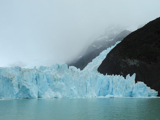 Die Gletscher im Nationalpark entsprechen in etwa der Fläche Hessens und sind die zweitgrößte zusammen hängende Eisfläche der Erde.
Der größte Einzelgletscher der Welt ist der Upsala-Gletscher.