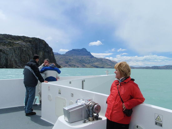 Bei der Rückfahrt klart das Wetter auf, wir haben eine schöne ruhige Fahrt mit dem Katatmaran mit der Sonne!
