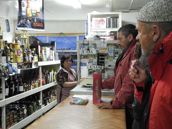 Wir nehmen den Bus von EL Chalten nach Puerto Natales in Chile. Hier gibt es strenge Gesetze in Bezug auf die Einfuhr von Lebensmitteln. Beim Grenzübertritt werden sogar Hunde eingesetzt, um diverse Lebensmittel zu erkennen. Sie schnüffeln im Bus und sogar im Gepäckraum, da werfen wir unseren Käse lieber gleich in die Tonne! 
Als wir in Puerto Natales ankommen, bringen wir unsere Taschen ins Hotel und dann versuchen wir, die Tour zu organisieren. Wir erfahren gleich, dass diese Touren von zwei Firmen organisiert werden, eine ist zuständig für die Refugios auf der rechten Seite und die andere für die Unterkünfte auf der linken Seite des Nationalparks. Wir buchen drei Übernachtungen im Zelt, was anderes gab es nicht mehr und bekamen für die zwei letzten Tage ein Mehrbettzimmer. 
Nun überlegen wir, was wir an Lebensmitteln in unseren kleinen Rucksäcken unterbringen und kaufen im Tante Emma Laden ein. (Wie bei uns in den 50 er Jahren, ein Ladentisch und keine Selbstbedienung)