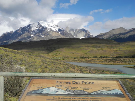Heute geht es los mit unserer Wanderung, das kleine Gepäck ist fertig, die Koffer können wir in unserer Unterkunft lassen. Der Nationalpark Torres del Paine liegt 113 km von Puerto Natales entfernt. Die windzerzauste patagonische Ebene trifft hier auf die Gipfel der Südkordilliere, steil aufragende Berge mit granitfarbenen Nadelspitzen. Der höchste Gipfel ist der 3012 m hohe Cerro Grande umgeben von den Spitzen der Torres del Paine (2850 m) und der Cuernos del Paine (2600 m) . Im Park liegen zahlreiche blaugrüne Gletscherseen.