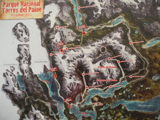 Im Torres del Paine gibt es verschiedene Möglichkeiten, eine ca. 8 tägige Rundwanderung, wo man allerdings ein eigenes Zelt dabei haben sollte, denn teilweise gibt es in den Camps keine Versorgungsmöglichkeiten. Wir entscheiden uns W-Trail, dieser führt uns zuerst zu den Torres del Paine, an  Los Cuernos vorbei zum  Valle France`s und am Schluss zum Grey Gletscher. Wir gönnen uns Zeit und haben 6 Tage eingeplant.