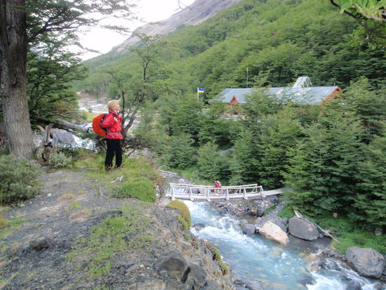 Nach ca. 2,5 Stunden Aufstieg bei Sonne aber teilweise starken Winden ist die Hütte in Sicht. Wir melden uns an der Rezeption und werden gleich zu unserem Zelt gebracht.