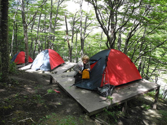 Das sieht ja gar nicht so schlecht aus, ein Holzboden, der wenigstens eben und hoffentlich nicht so hart. Es ist alles schon gerichtet, die gemieteten Schlafsäcke liegen schon im Zelt.