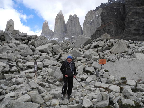 Nach einer kurzen Brotzeit wandern wir mit leichtem Gepäck in Richtung der Türme. Es geht durch dichten Wald mit vielen Bächen, der Weg schlängelt sich stetig steil nach oben. Danach das letzte Geröllfeld und wir sehen die Torres des Paine!