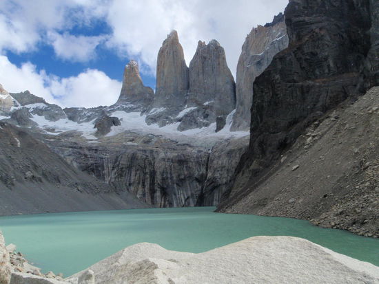 Wir haben Glück, der Wolkenvorhang öffnet sich und wir können die gigantischen Felsnadeln im besten Licht bestaunen. Außerdem sind wir fast alleine, denn es ist schon ziemlich spät, die meisten Besucher   waren schon auf dem Rückweg, als wir kamen.
