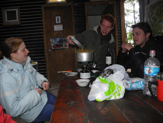 In jedem Refugio gibt es ein Restaurant und eine separate Küche für die Backpacker. Da wir auch ein paar Lebensmittel eingekauft haben, setzen wir uns zu den Rucksacktouristen. Diese sind alle am kochen, bei den meisten gibt es Nudeln mit fertiger Soße. Wir essen heute unseren Suppentopf, den wir in Puerto Natales eingekauft haben, damit der Rucksack leichter wird.