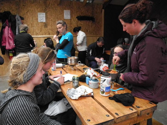 Auch hier wird wieder überall mit Gaskochern gekocht, alle Tische sind belegt mit Lebensmitteln.
