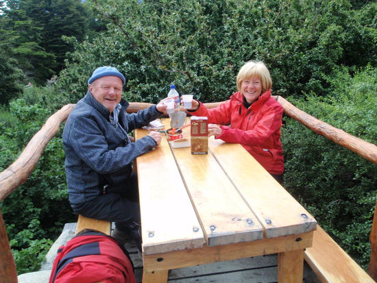 Deshalb nehmen wir unser Dinner - Tomatenfisch mit Brot - und Rotwein im luftigen Biergarten ein.