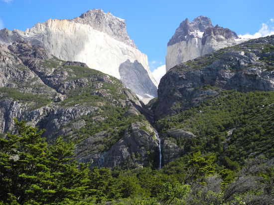 Unsere Tour heute führt uns ins Valle France`s zum gleichnamigen Gletscher. Wir passieren zwei Camps, wo es allerdings keine Zelte zum ausleihen gibt, deshalb müssen wir wieder zu unserer Hütte zurück. Wir wandern immer am Rio France`s entlang, bis wir sehen können, wie er mit ungeheurer Wucht ins Tal schießt.