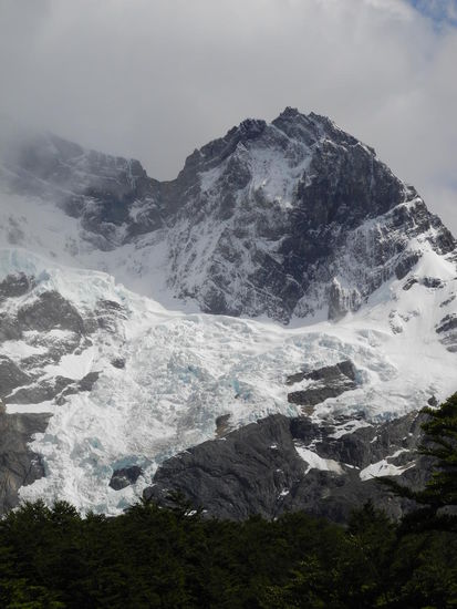 Es geht steil aufwärts, wir hören die Gletscher immer wieder donnern, wenn ein Teil davon abbricht. Als wir oben ankommen, ist leider starker Nebel aufgezogen.