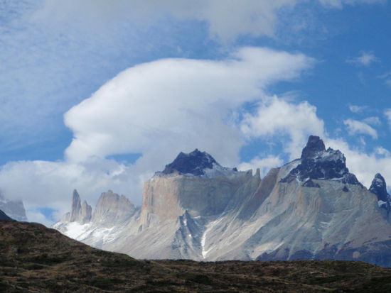 Am 4. Tag unserer Wanderung präsentieren sich die Hörner noch einmal im besten Licht, links außen sehen wir noch einmal die Torres.